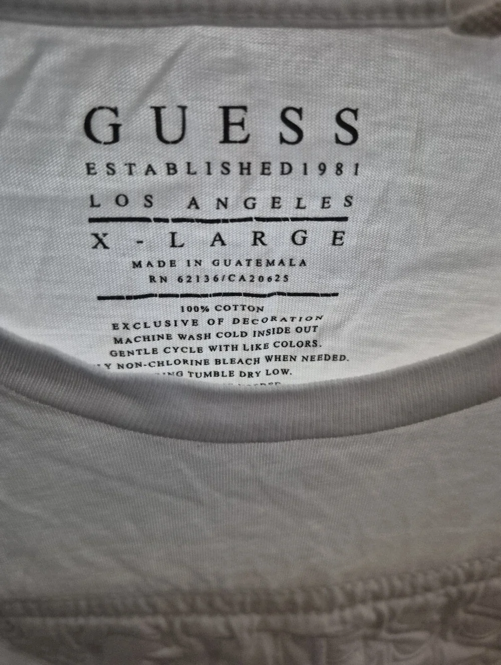 GUESS Embroidered Logo Tee in White - Picture 3 of 9